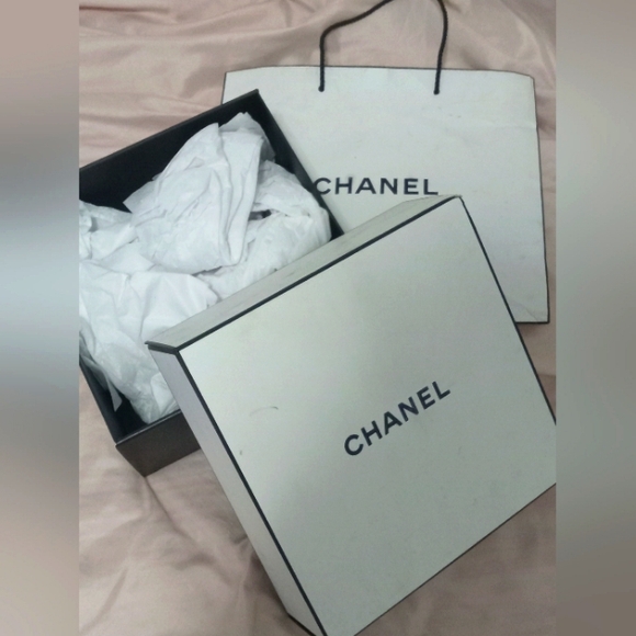 CHANEL Gift Box Empty - Picture 1 of 3